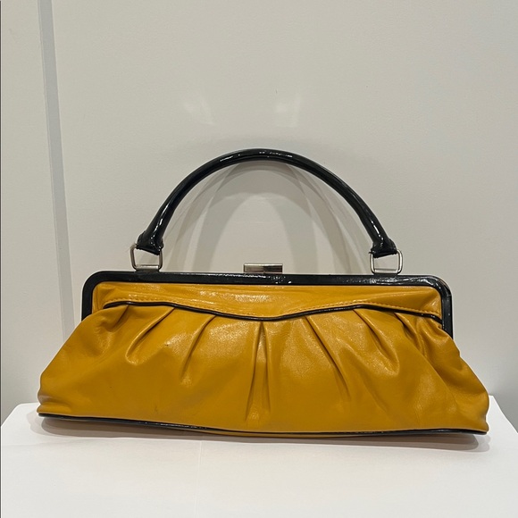 Handbags - Retro yellow and black handbag.